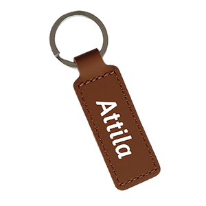 Műbőr kulcstartó névvel – Barna